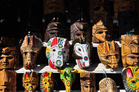 Venda de máscaras típicas em San Pedro la Laguna, no lago Atitlán, na Guatemala